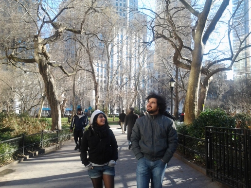 Diego y Camila caminando terrible casual entre los newyorkers